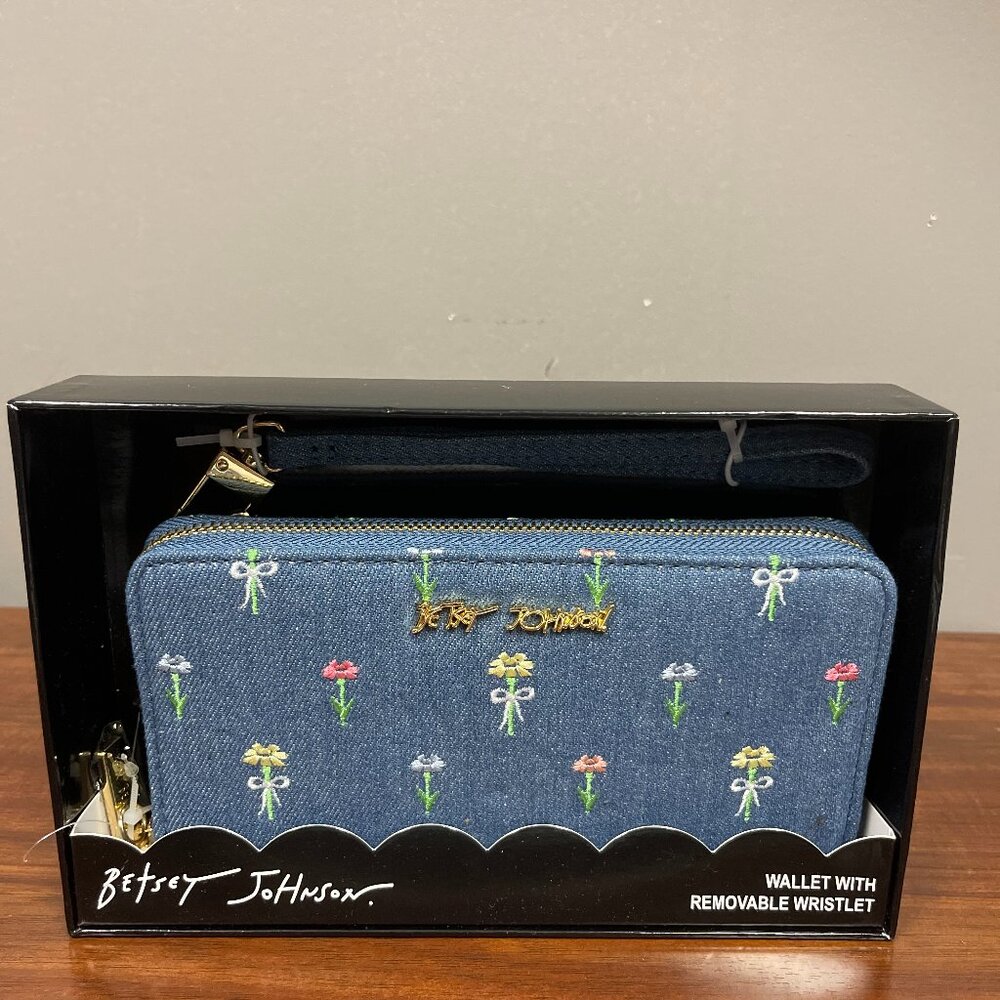 New Betsey Johnson Blue Denim Flowers Wallet Clutch Wristlet Large Spring Daisy